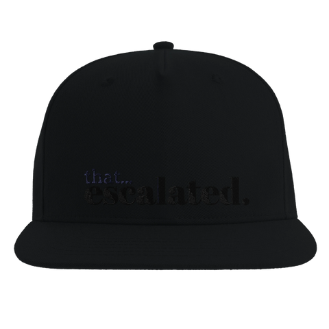 that... escalated." broderad text på svart snapback-keps.