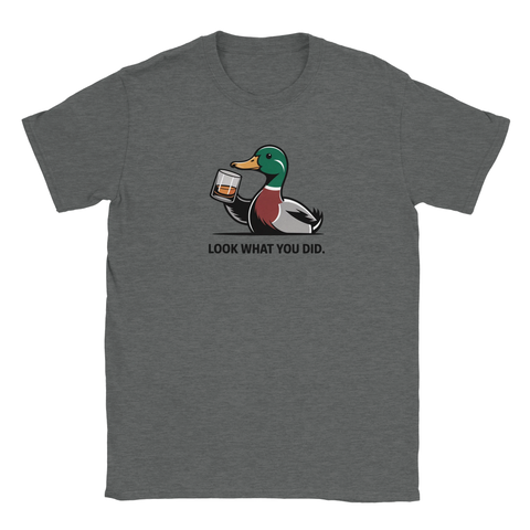 Tecknad gräsand med whiskeyglas och text "LOOK WHAT YOU DID." på mörkgrå t-shirt.