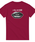 Pussemun t-shirt med svartvita prickiga läppar och collagetext på mörkröd t-shirt.