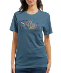 Blå t-shirt med statement-design och skimrande grafiskt motiv