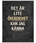 Närbild på en poster med svensk text och kritliknande bokstäver mot en mörkgrå, lätt melerad bakgrund.