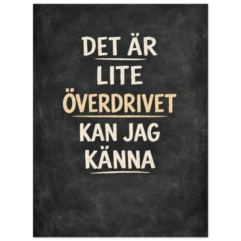 Närbild på en poster med svensk text och kritliknande bokstäver mot en mörkgrå, lätt melerad bakgrund.