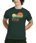 Retromotiv med palm, solnedgång och texten "Njut av livet det är gratis" på mörkgrön t-shirt.