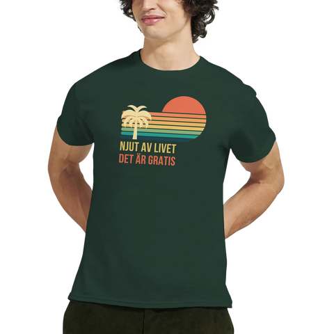 Retromotiv med palm, solnedgång och texten "Njut av livet det är gratis" på mörkgrön t-shirt.