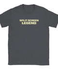 Split Screen Legend" texttryck i beige och olivgrönt på mörkgrå t-shirt, retro gaming-stil.