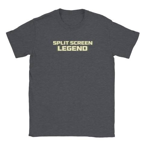 Split Screen Legend" texttryck i beige och olivgrönt på mörkgrå t-shirt, retro gaming-stil.