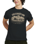 Man bär en t-shirt med motiv av Västergötlands öppna landskap och slätt
