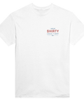 I WEAR SHIRTY CASUAL T-SHIRT" text i rött och blått med stjärnor på vit t-shirt, minimalistisk.