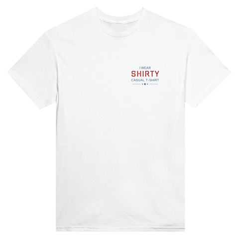 I WEAR SHIRTY CASUAL T-SHIRT" text i rött och blått med stjärnor på vit t-shirt, minimalistisk.