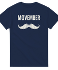 Movember-tryck med vit mustasch och text på mörkblå t-shirt.
