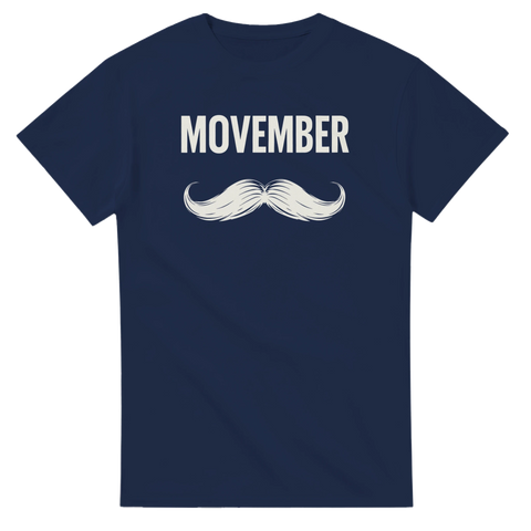 Movember-tryck med vit mustasch och text på mörkblå t-shirt.