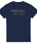 Mörkblå t-shirt med elegant guldtypografi och ett statement om digital lyx