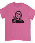 Minimalistisk grafisk design av Ebba Busch som motiv på en rosa t-shirt