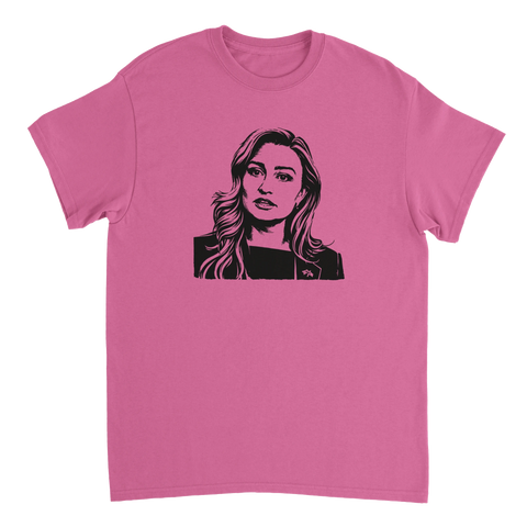 Minimalistisk grafisk design av Ebba Busch som motiv på en rosa t-shirt