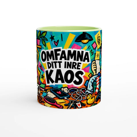 Mugg med texten Omfamna ditt inre kaos och färgglada illustrationer.
