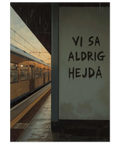 Illustration av en tågperrong i regn där ett tåg lämnar stationen bredvid en vägg med texten Vi sa aldrig hejdå.