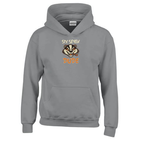 Billy Badger-tryck med arg grävling som röker cigarr på grå barnhoodie med "Six Seven Dude".