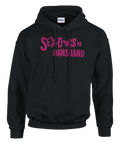 Svart hoodie med rosa statement-tryck och kaxig attityd