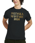 Närbild på kille som bär t-shirt med guldtryck för framtida svenska mästare