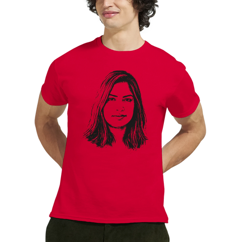 Man bär röd t-shirt med konstnärligt tryck av Nooshi Dadgostar