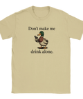 Absurd illustration av en anka med pistol på en sandfärgad t-shirt