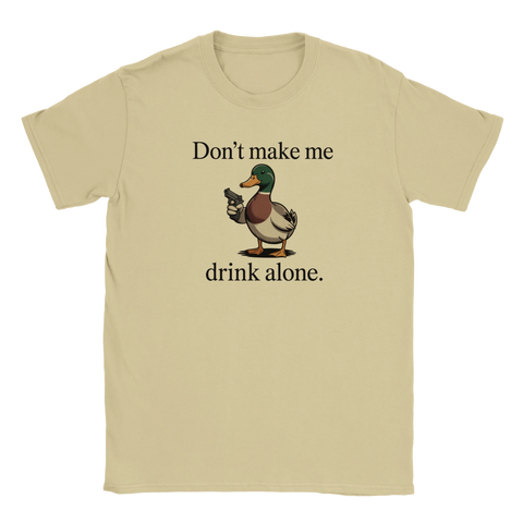 Absurd illustration av en anka med pistol på en sandfärgad t-shirt