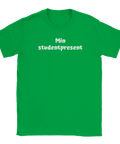 Vit text "Min studentpresent" i rundat typsnitt på grön t-shirt med rund hals.