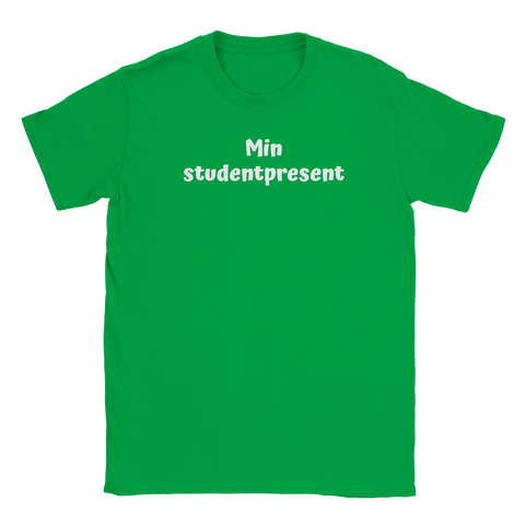 Vit text "Min studentpresent" i rundat typsnitt på grön t-shirt med rund hals.