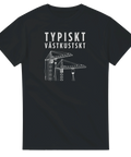 Byggkranar och text "TYPISKT VÄSTKUSTSKT" i vitt på svart t-shirt.