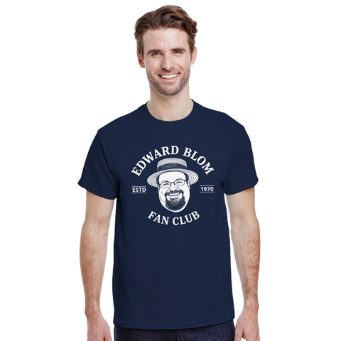 Edward Blom Fan Club-tryck med karikatyr av Blom i stråhatt, på marinblå T-shirt.