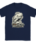 Moby Dick valmotiv med båt och text 1851 på mörkblå t-shirt, vintage illustration.