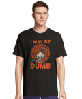 Man i en t-shirt med kaxigt tryck av en duva och orange text