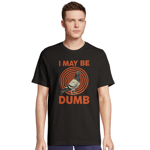 Man i en t-shirt med kaxigt tryck av en duva och orange text