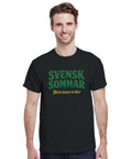 Man som bär en svart t-shirt med det ironiska trycket Svensk sommar