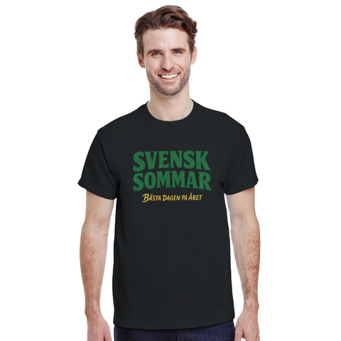 Man som bär en svart t-shirt med det ironiska trycket Svensk sommar