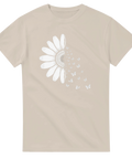 Beige t-shirt med konstnärlig illustration av fjärilar som lämnar en blomma