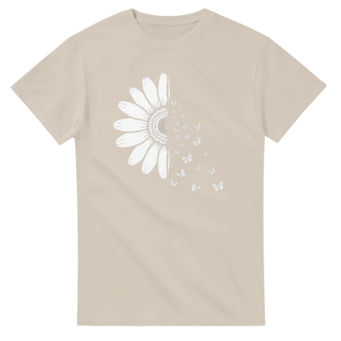 Beige t-shirt med konstnärlig illustration av fjärilar som lämnar en blomma
