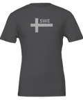 Svenska flaggan stiliserad med "SWE" på grå t-shirt.