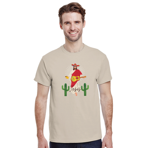 Mexikansk Jesus med sombrero, gitarr, taco & kaktusar på beige T-shirt.