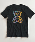 Modern t-shirt med neonfärgat björnmotiv i cyan och rosa på svart tyg