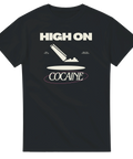 Satiriskt grafiskt tryck med texten High on Cocaine på en svart t-shirt
