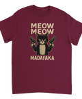 Svart katt med pistoler och text "MEOW MEOW MADAFKA" på vinröd t-shirt.