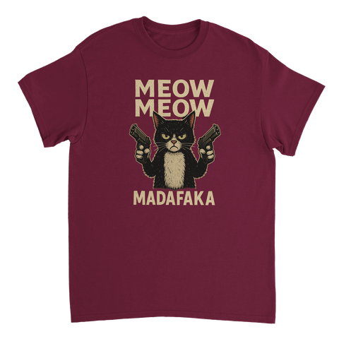 Svart katt med pistoler och text "MEOW MEOW MADAFKA" på vinröd t-shirt.
