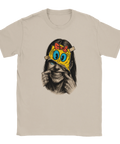 Konstnärlig illustration av en maskerad kvinna på sandfärgad t-shirt