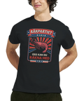 Närbild på t-shirt med grafiskt motiv av en räka och text