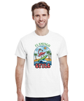 Flamingo som surfar på en våg med texten "Flamingo Style" på en vit t-shirt.