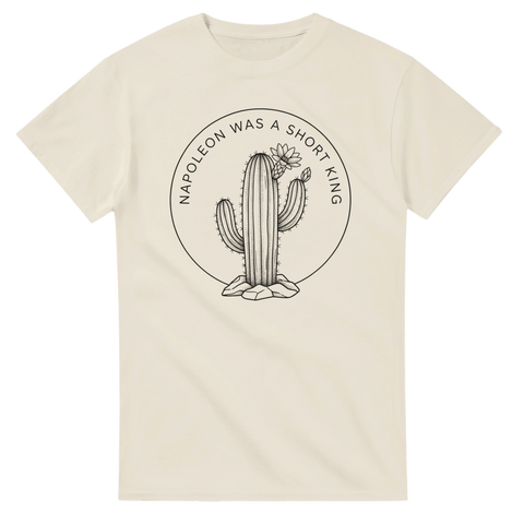 Modern grafisk design med historisk referens och blommande ökenväxt – t-shirt med citat