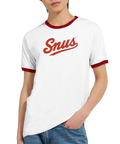 Ringer T-shirt med röd "Snus" text i retrostil, vita ärmar och röd hals- och ärmkant.