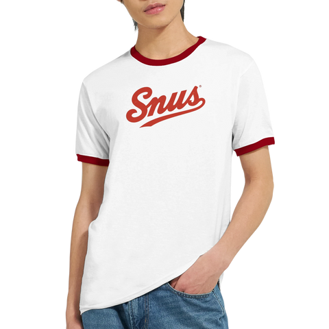 Ringer T-shirt med röd "Snus" text i retrostil, vita ärmar och röd hals- och ärmkant.