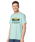Svensk Sommar-tryck med skogssilhuett, sjö och solnedgång på ljusblå ekologisk t-shirt.